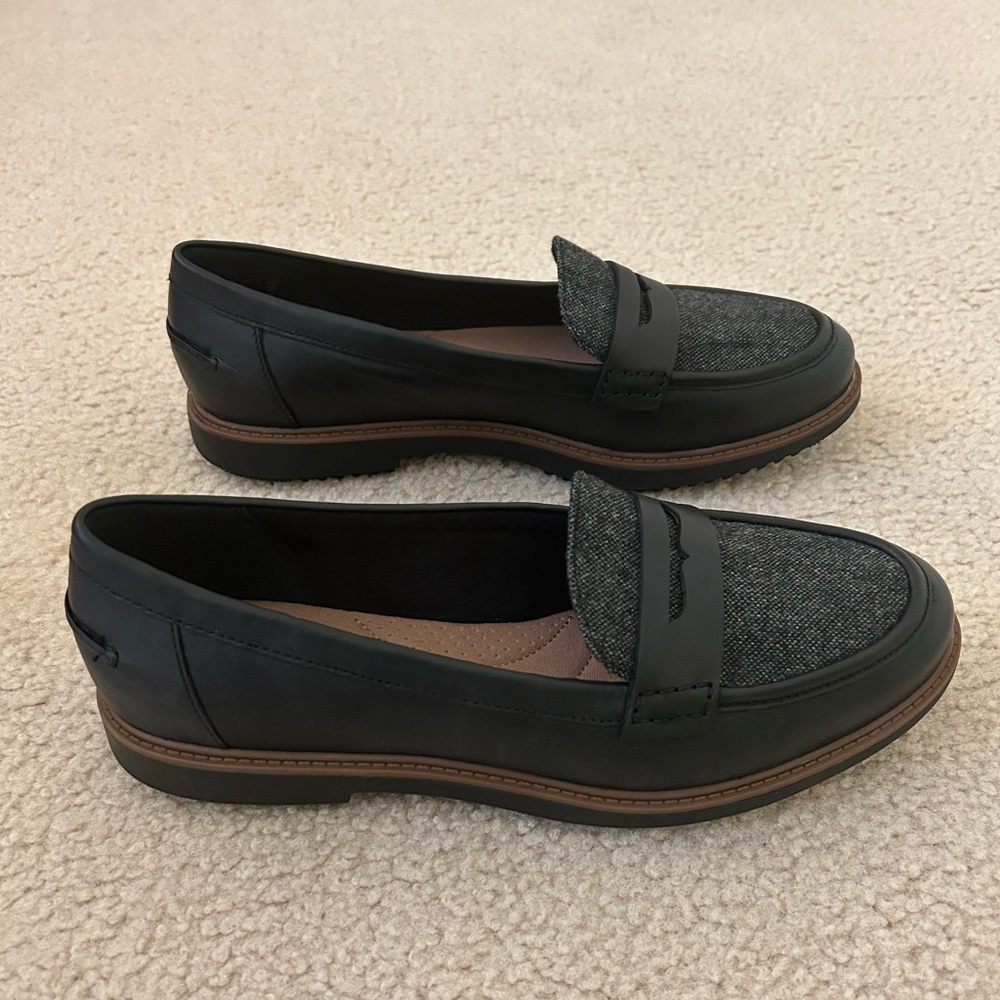 Never Been Worn Clarks size 9 1/2 soft cushion loafers
